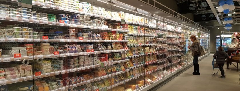 Wandvitrines met zuivel in een supermarkt