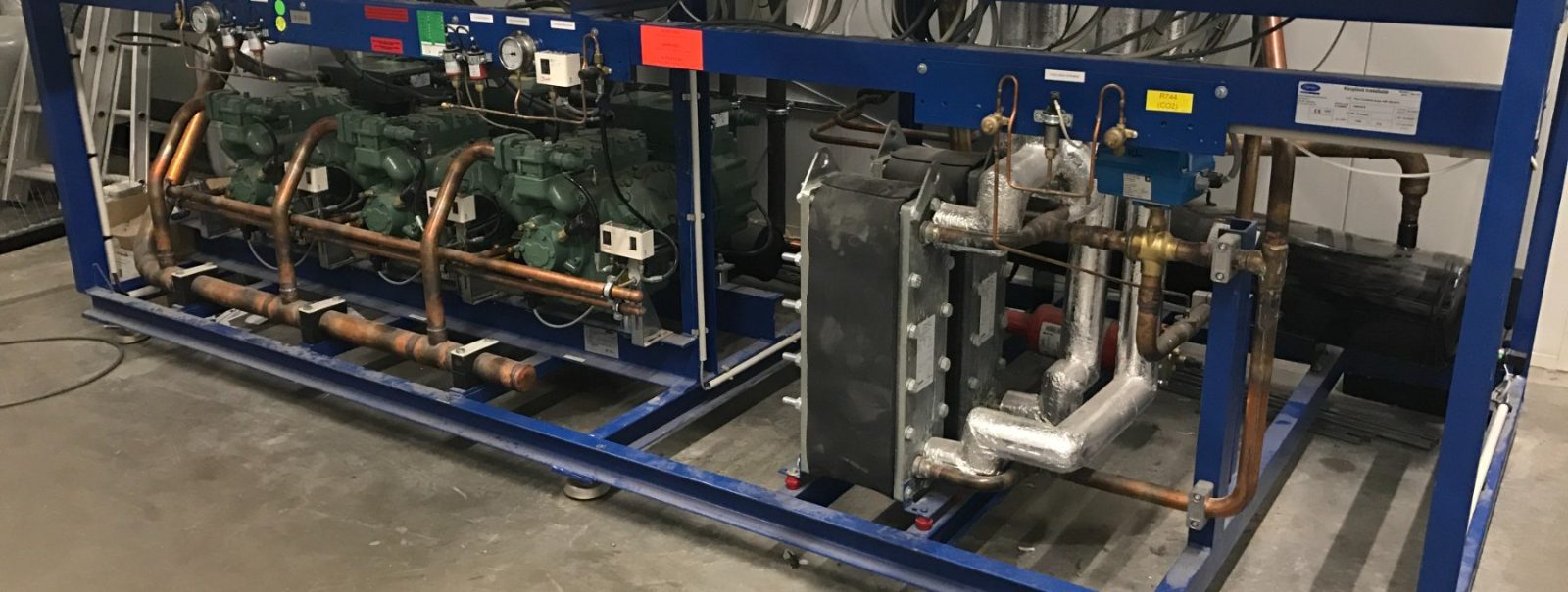 Koelmachine met compressoren in een machinekamer